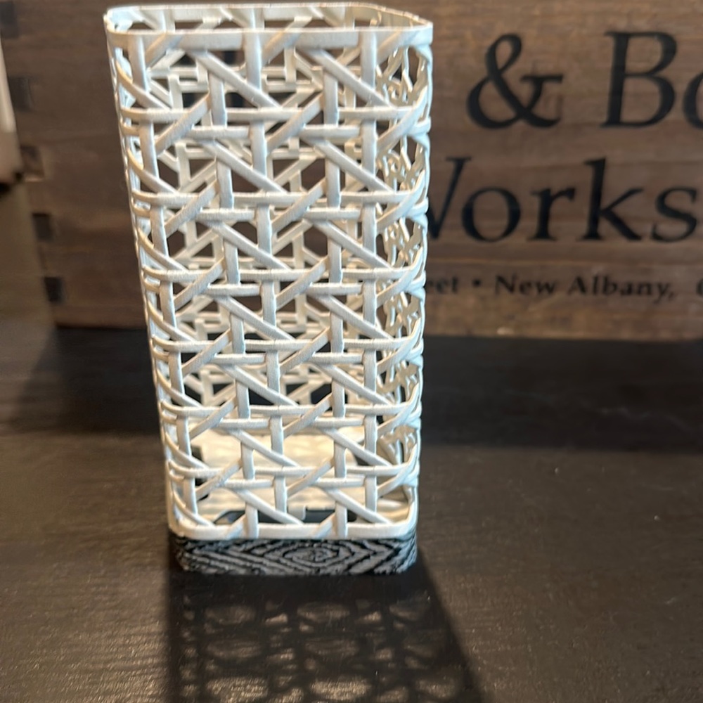 Bath and Body Works Lattice style foaming hand soap holder!